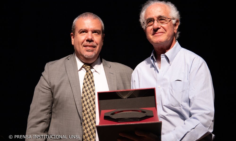 221212-Entrega-de-Premio-Mauricio-López-Dr.-Víctor-Bernardo-Penchaszadeh-y-mención-especial-a-Segundo-Valentín-Ledesma-y-Dominga-Zanglá-post-mortem-24-16-1000×600
